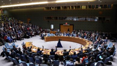 أعضاء مجلس الأمن التابع للأمم المتحدة يصوتون خلال اجتماع لمجلس الأمن بشأن الصراع بين إسرائيل و«حماس»، في مقر الأمم المتحدة في نيويورك 25 أكتوبر 2023 (رويترز)