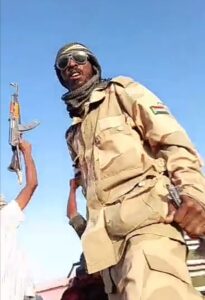 أحد عناصر الكتائب التي تقاتل في صف الجيش- ظهر في مقطع فيديو، مايو الماضي، وهو يمسك بأحشاء مواطن بعد قتله في المناقل